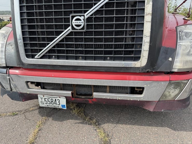 #1097-•-2006-volvo-ve-d12-sleeper-semi-tractor-image-11
