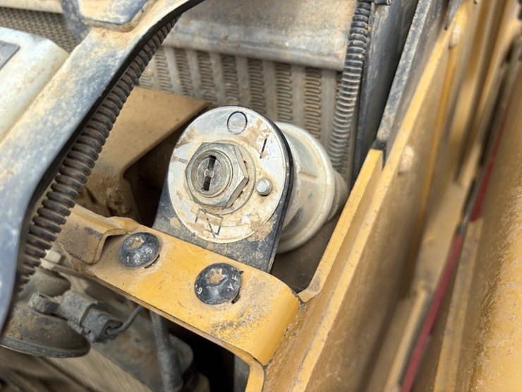 2013-caterpillar-420f-image-56