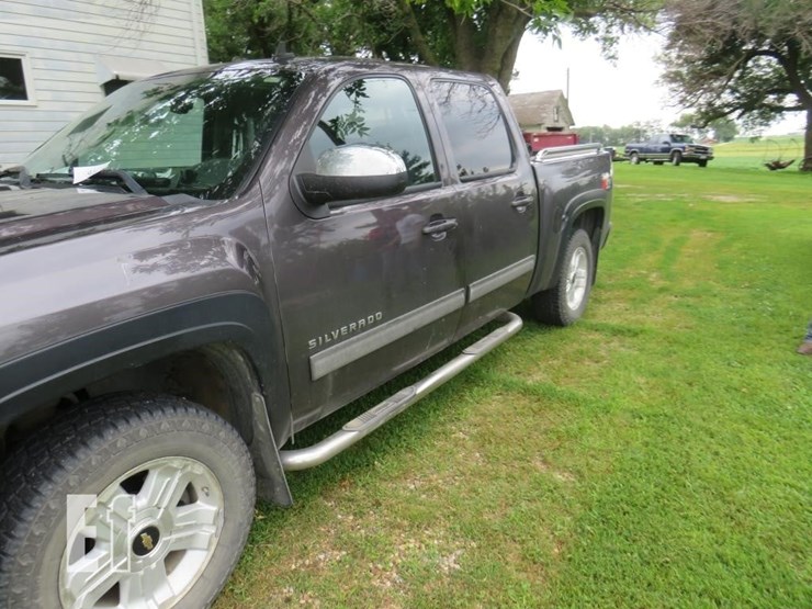 2010-chevrolet-1/2-ton-4x4,4-door-48-image-3