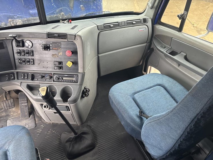 #1319-•-2005-freightliner-columbia-sleeper-cab-truck-tract-image-34