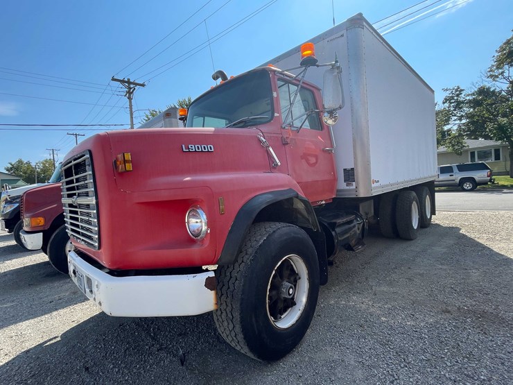 1989-ford-9000-image-8