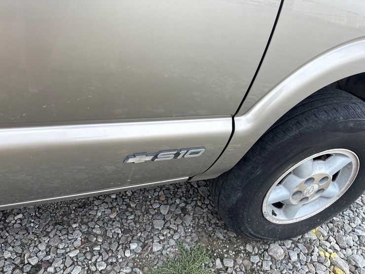 2001-chevrolet-s10-image-16
