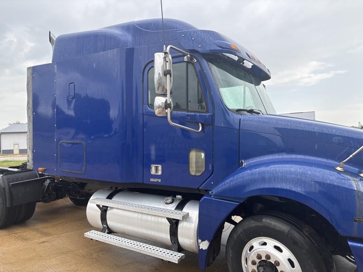 #1319-•-2005-freightliner-columbia-sleeper-cab-truck-tract-image-14