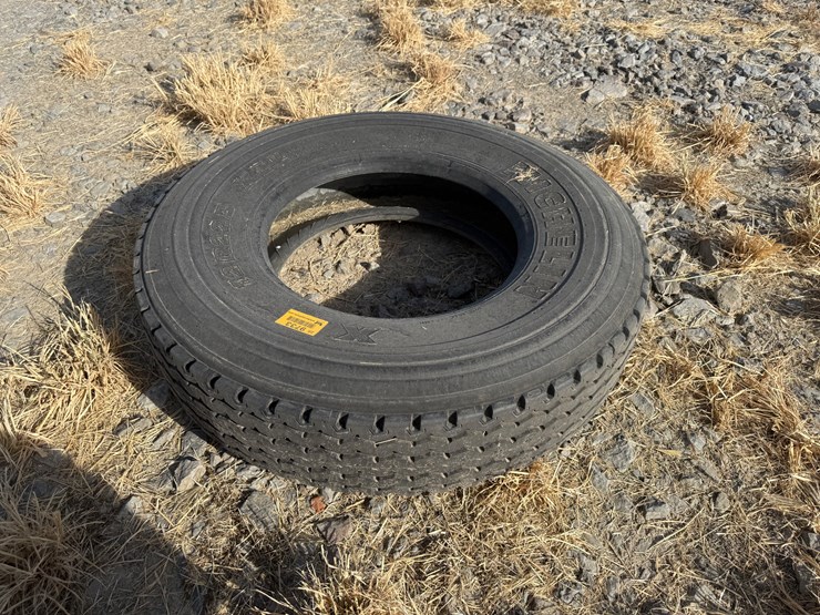 #9733-•-12r22.5-tire-inv#:-9733-image-1