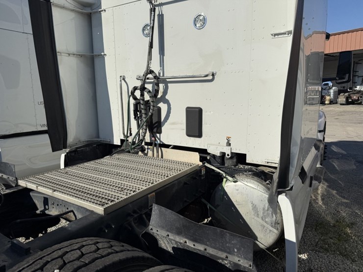 2022-peterbilt-579-image-37