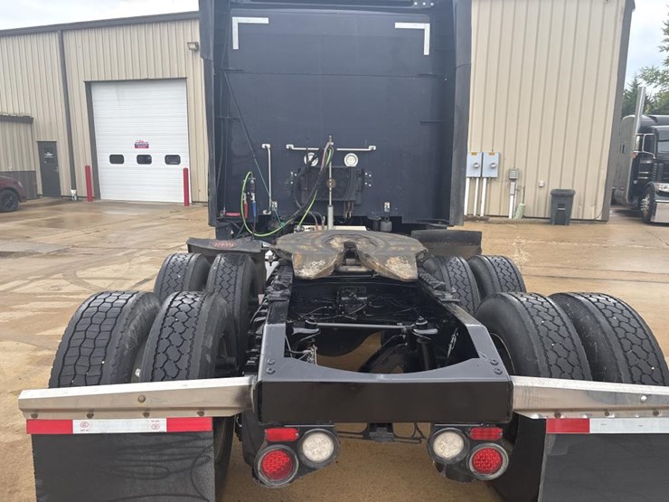 2019-peterbilt-579-image-3
