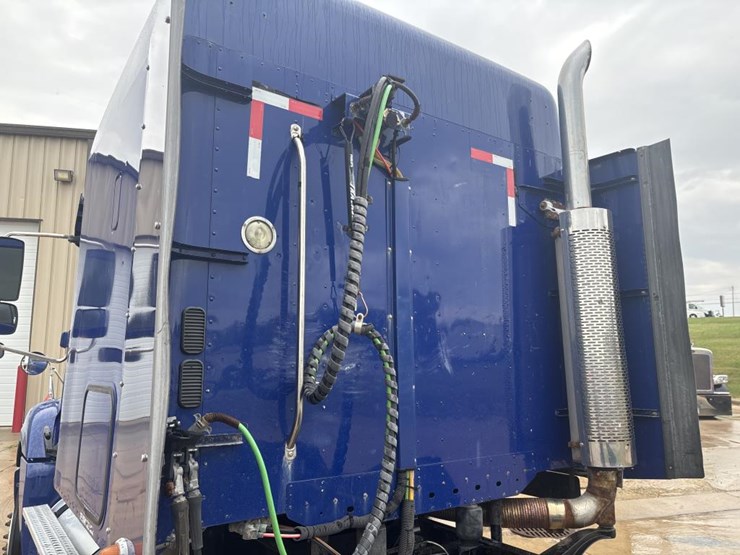 #1319-•-2005-freightliner-columbia-sleeper-cab-truck-tract-image-10
