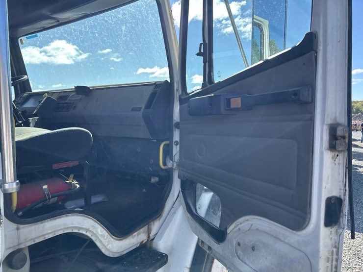 2004-freightliner-fl80-image-57