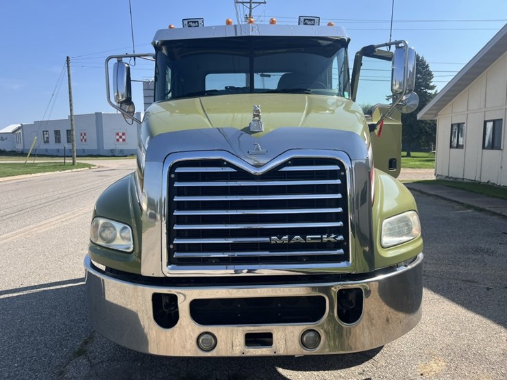 #1247-•-2015-mack-cxu612-day-cab-truck-tractor-image-8