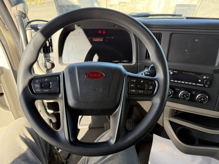 2022-peterbilt-579-image-53