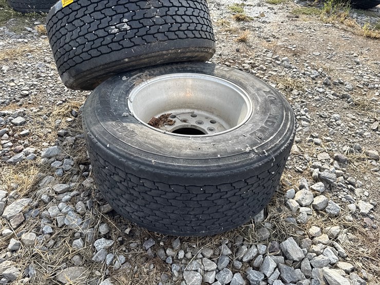 #5272-•-lot-of-(2)-445/50r22.5-tires-w/-rims-image-5