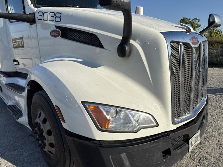 2022-peterbilt-579-image-9