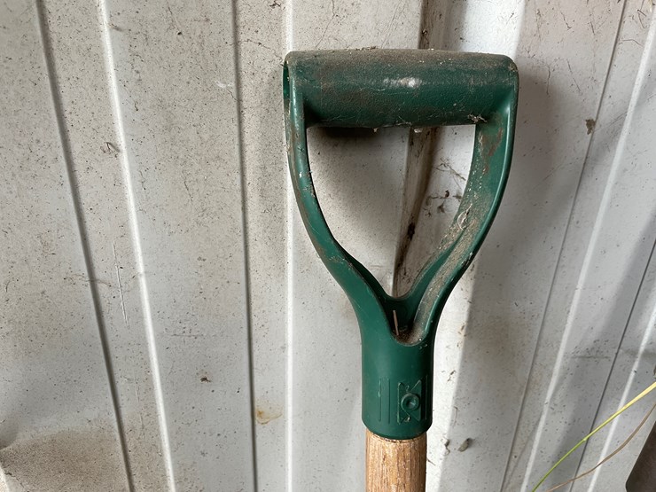 #7142-•-2-shovels-and-ratchet-straps-image-7