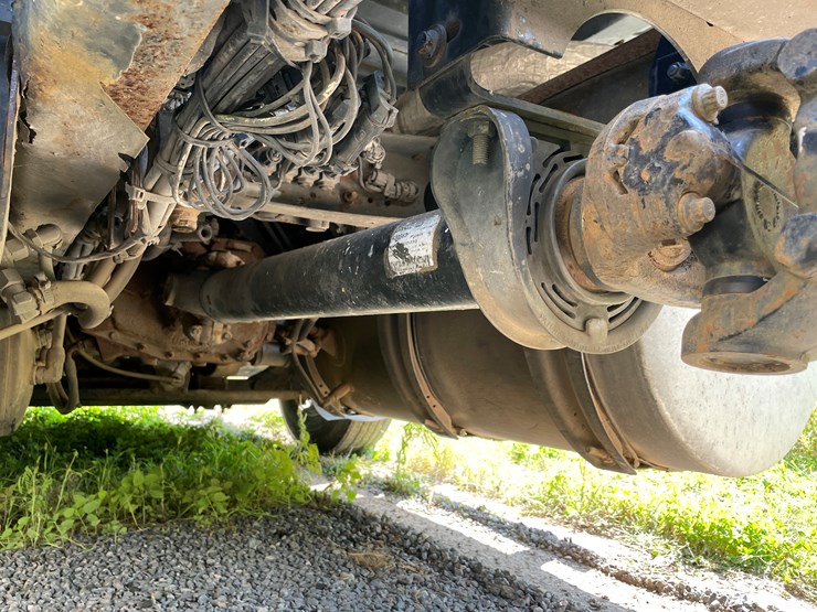 #7104-•-2006-volvo-semi-tractor-with-sleeper-cab-semi-(has-wi-title)-image-55