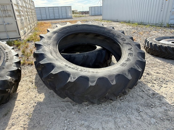 #9665-•-lot-of-(2)-520/85r46-tractor-tires-inv#:-9665-image-2