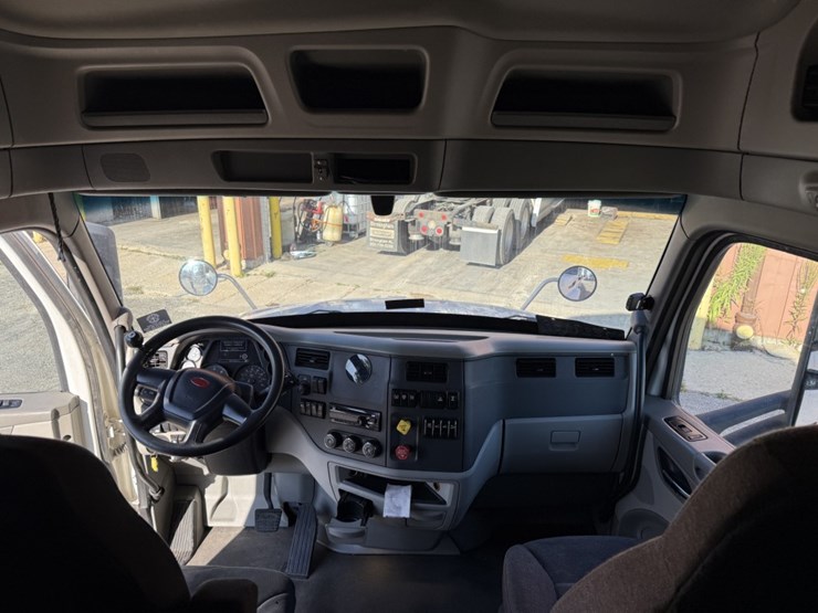 2020-peterbilt-579-image-43