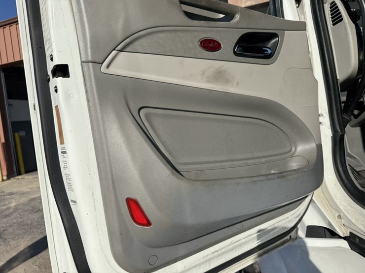 2020-peterbilt-579-image-37