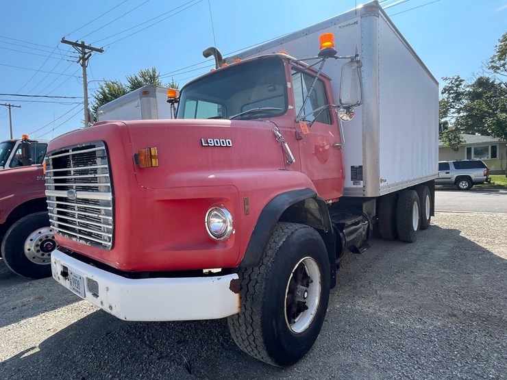 1989-ford-9000-image-1