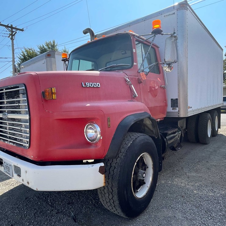 1989 FORD 9000