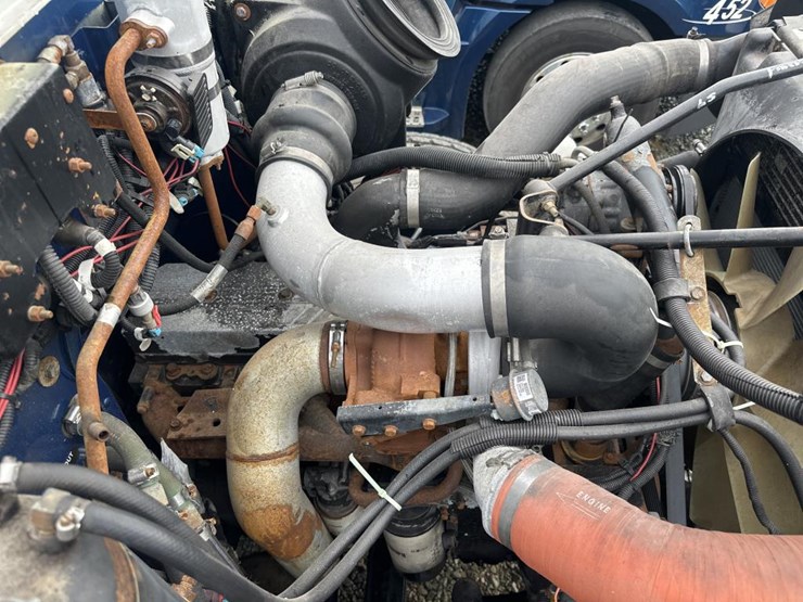 2004-peterbilt-330-image-45