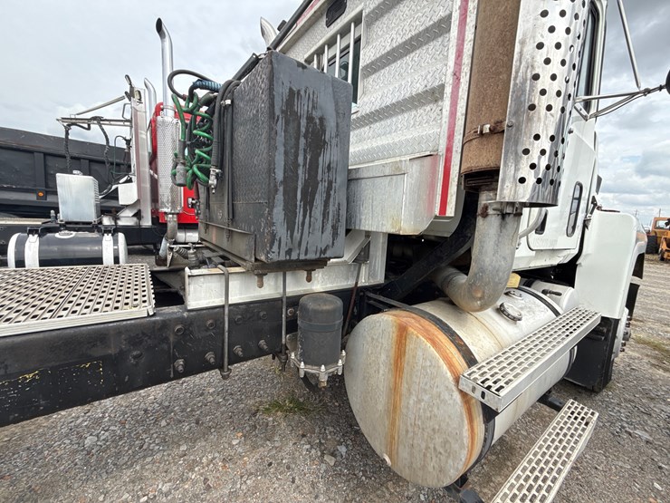 1996-mack-ch613-image-32