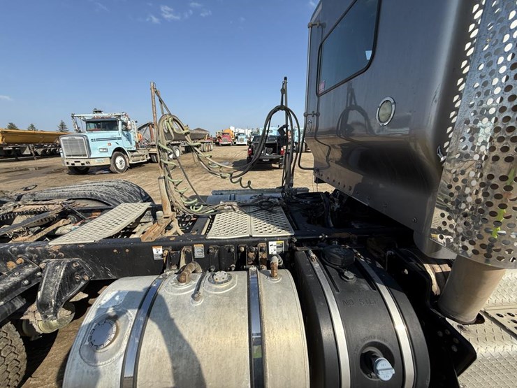 2013-kenworth-t800-image-14