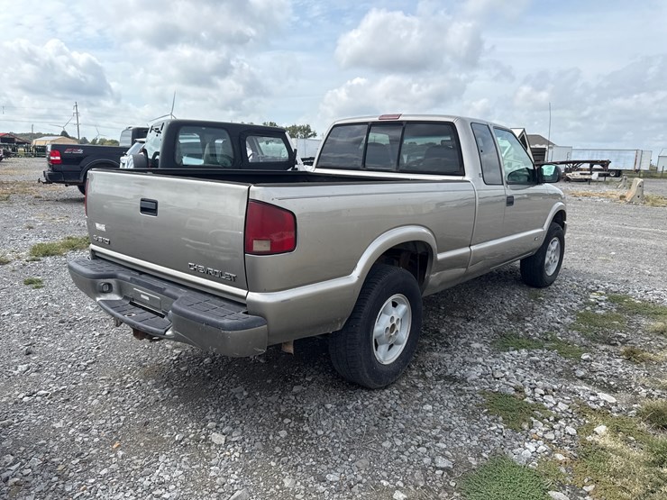 2001-chevrolet-s10-image-3