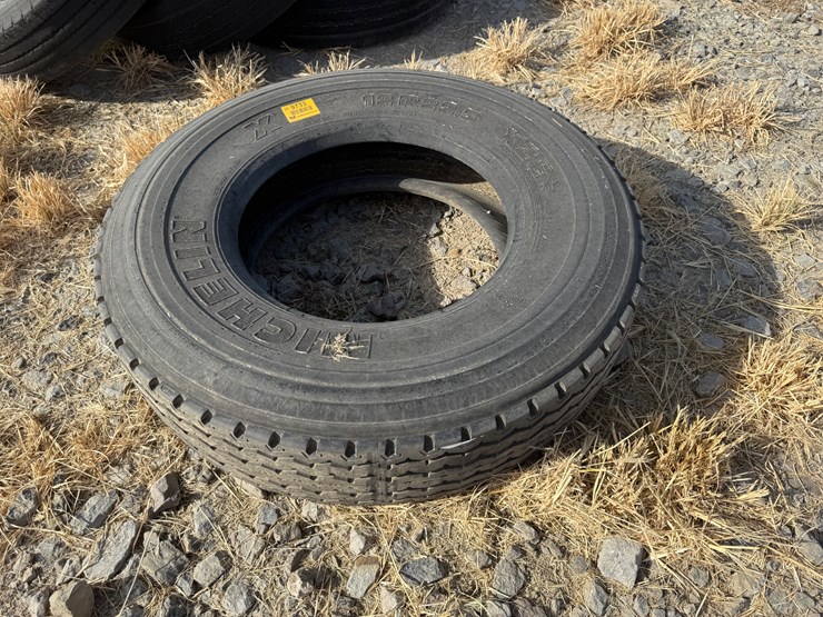 #9733-•-12r22.5-tire-inv#:-9733-image-2