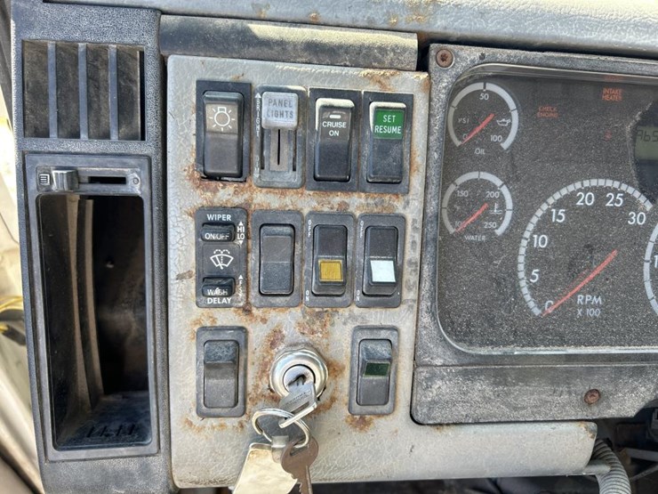 2004-freightliner-fl80-image-69