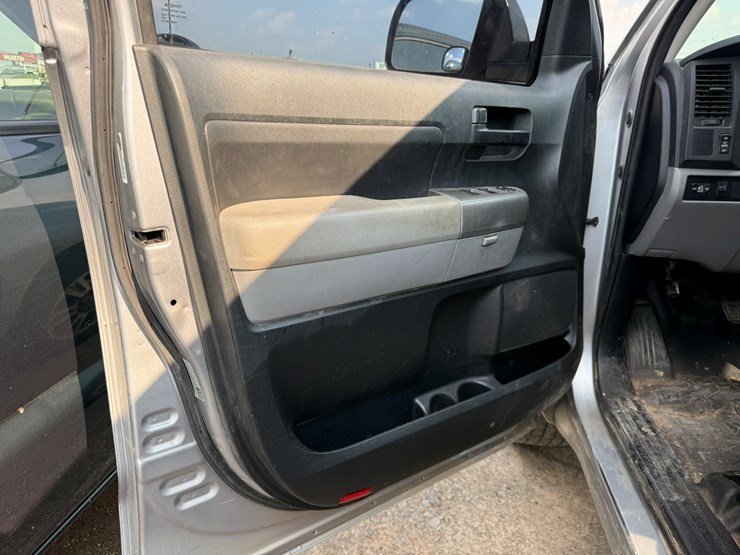 2011-toyota-tundra-image-23