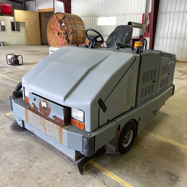 #13380 • Advanced 6250 Floor Sweeper