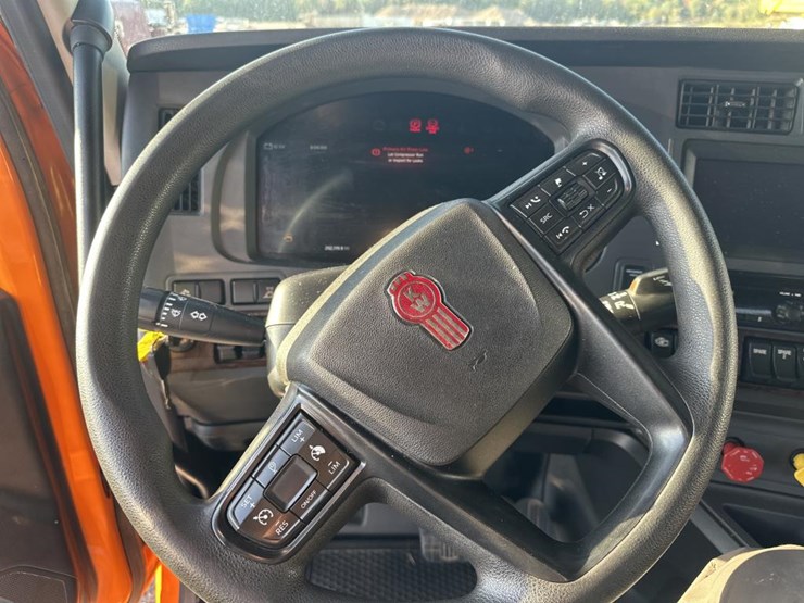 2023-kenworth-w990-image-27