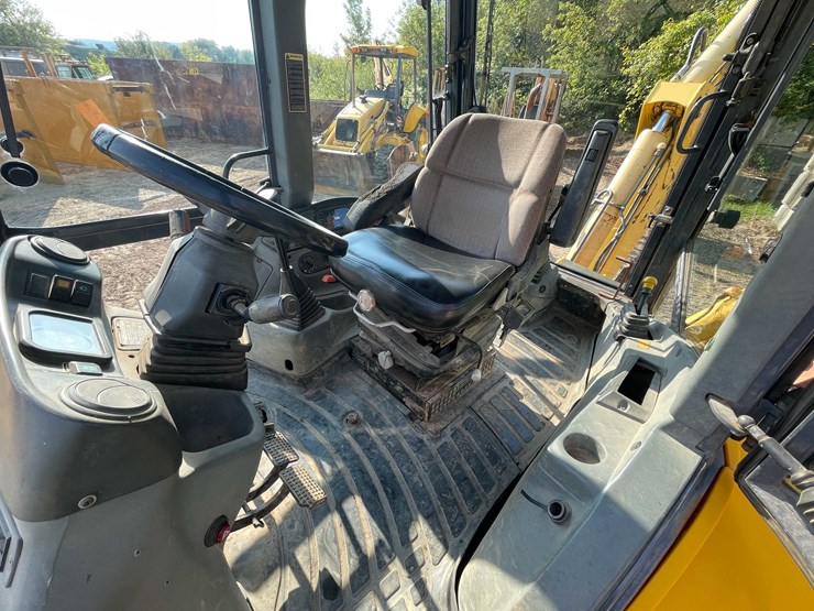 #13311-•-2001-new-holland-lb110e-backhoe-loader-image-19