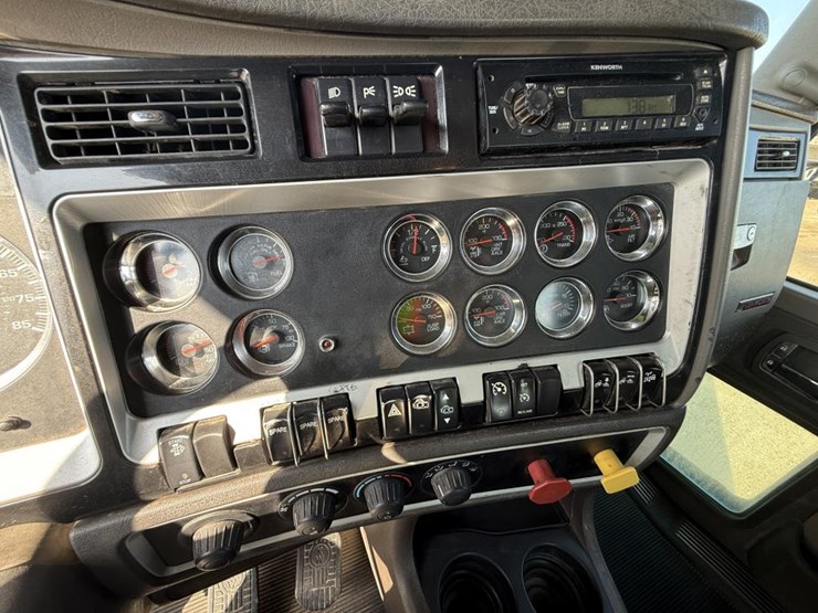 2013-kenworth-t800-image-79