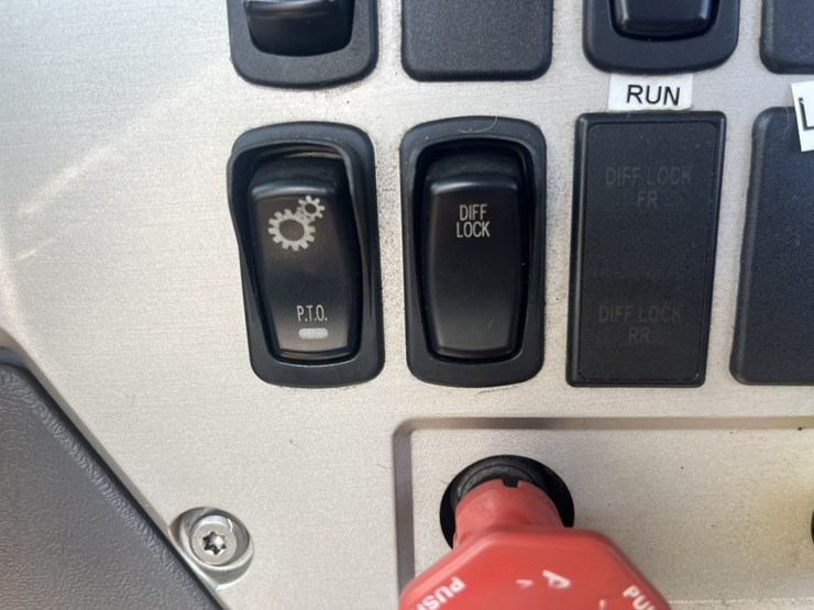 #1247-•-2015-mack-cxu612-day-cab-truck-tractor-image-118