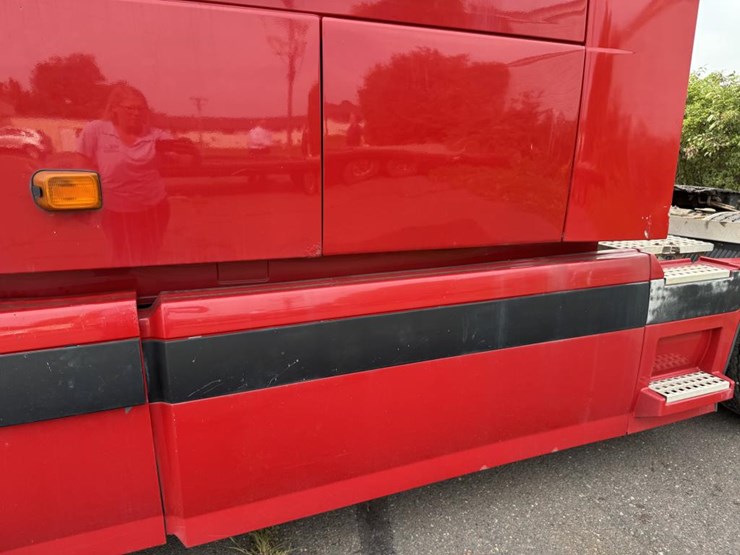 #1097-•-2006-volvo-ve-d12-sleeper-semi-tractor-image-17