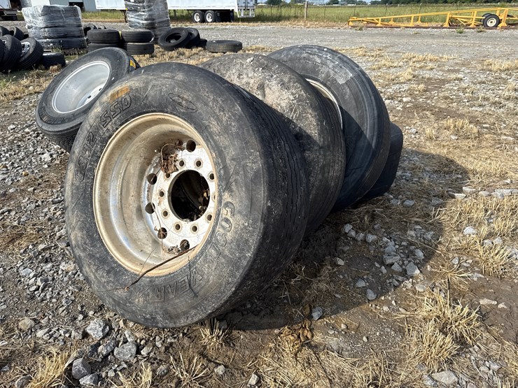 #5270-•-lot-of-(4)-445/50r22.5-tires-w/-rims-image-1