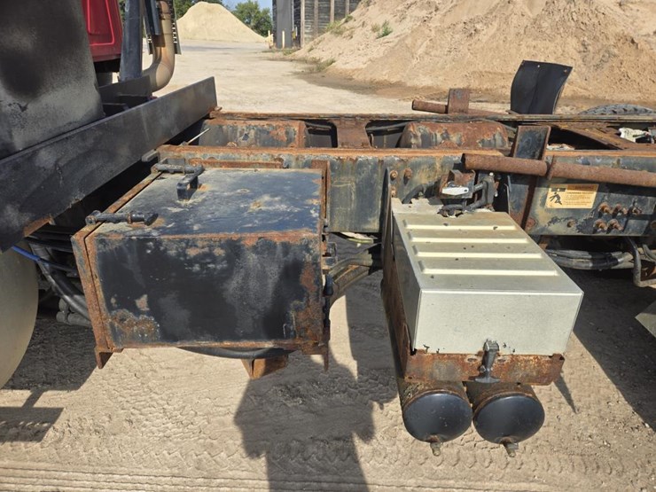 #1244-•-mack-gu813-day-cab-truck-tractor-image-11