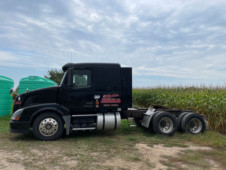 #7104-•-2006-volvo-semi-tractor-with-sleeper-cab-semi-(has-wi-title)-image-64
