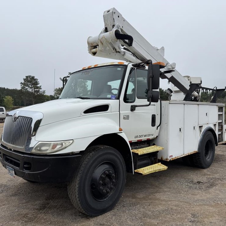 2004 INTERNATIONAL 4300 SBA