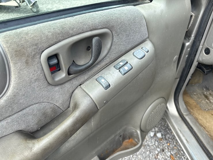 2001-chevrolet-s10-image-27