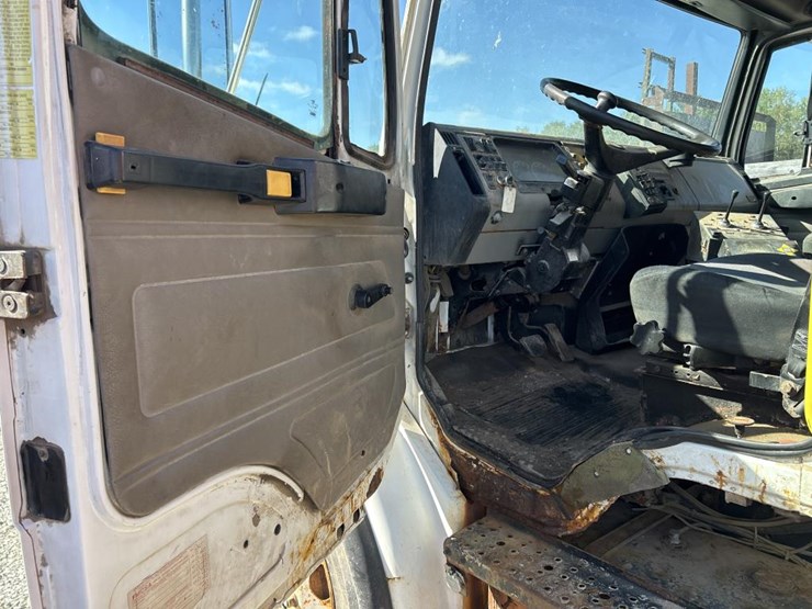 2004-freightliner-fl80-image-60