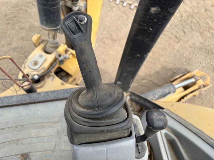2013-caterpillar-420f-image-51