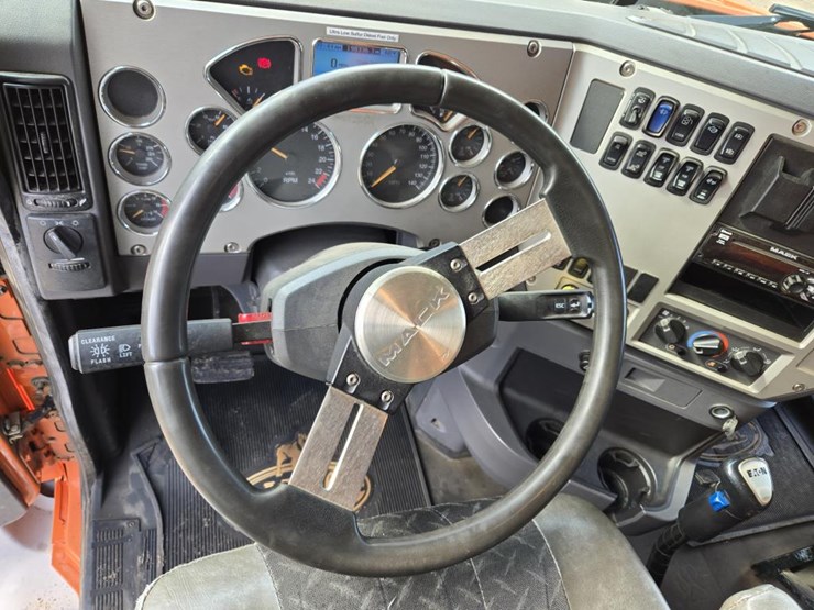 2015-mack-granite-gu813-image-94