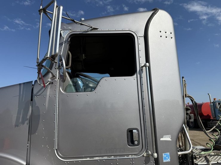 2013-kenworth-t800-image-24