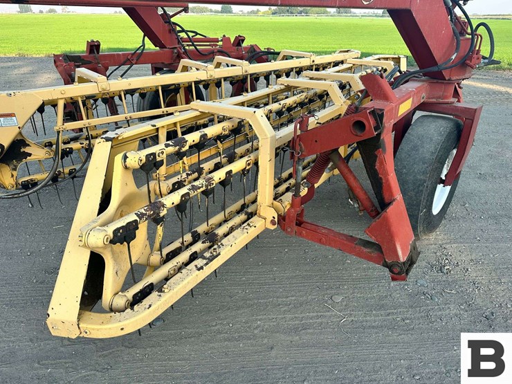 new-holland-216-image-12