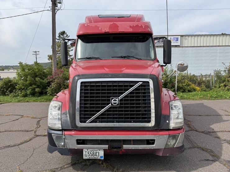 #1097-•-2006-volvo-ve-d12-sleeper-semi-tractor-image-8
