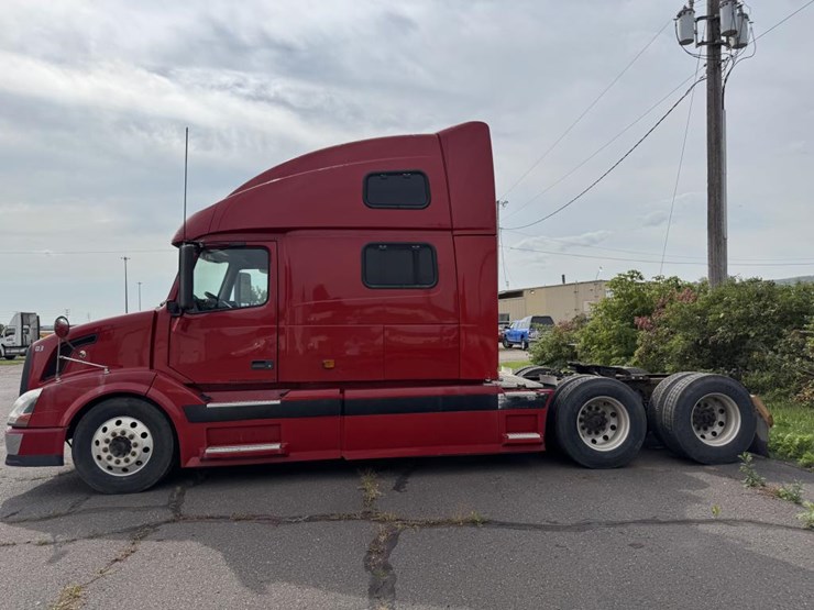 #1097-•-2006-volvo-ve-d12-sleeper-semi-tractor-image-2