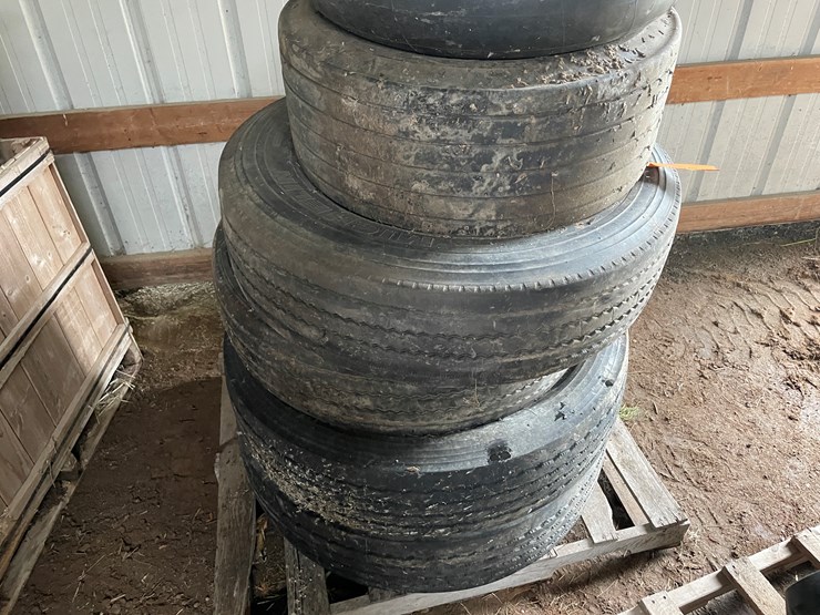 #7149-•-pallet-of-tires-and-inner-tube-image-2