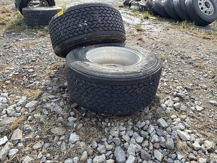 #5272-•-lot-of-(2)-445/50r22.5-tires-w/-rims-image-4